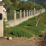 Swan And Gate * Skhínoi